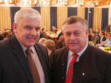 Um die Existenz landwirtschaftlicher Familienbetriebe in S�ddeutschland zu sichern, bedarf es mehr Augen�ma�es in der Politik und bei allen Beteiligten. Das erkl�rt Bayerns Bauernpr�sident Walter Heidl (rechts) beim Kreisbauerntag in Donzdorf. Daneben G�ppingens Kreisvorsitzender Hermann F�rber. 