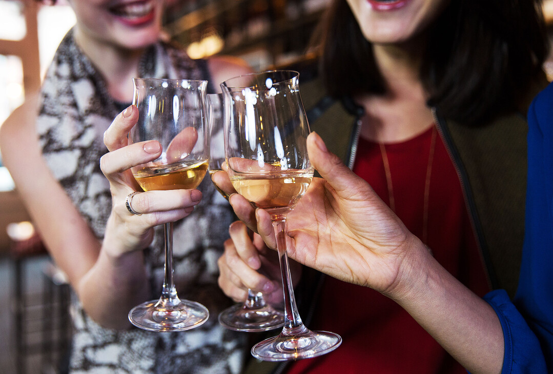 Bildschirm statt Probierstube: Auf gemeinsame Weinproben muss man in diesen Zeiten nicht verzichten.