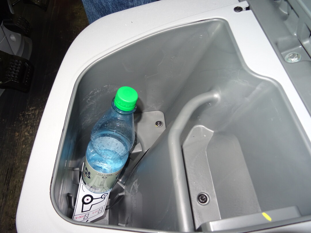 In dem schönen Kühlfach unter dem Beifahrersitz des Claas Axion 830 CMATIC können große Flaschen und Verpflegung gut mitgenommen werden.