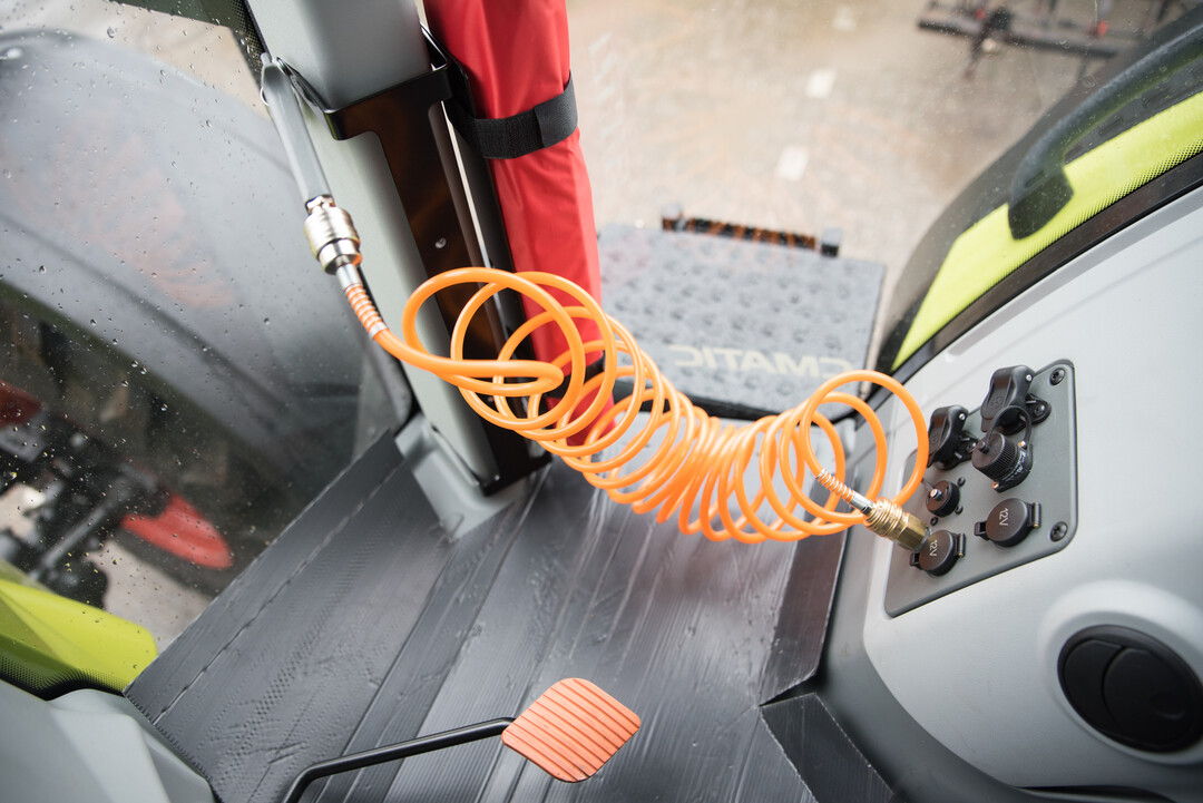 In der Kabine des Claas Axion 830 CMATIC waren zahlreiche Steckdosen vorhanden. Auch ein Druckluftschlauch kann angeschlossen werden.