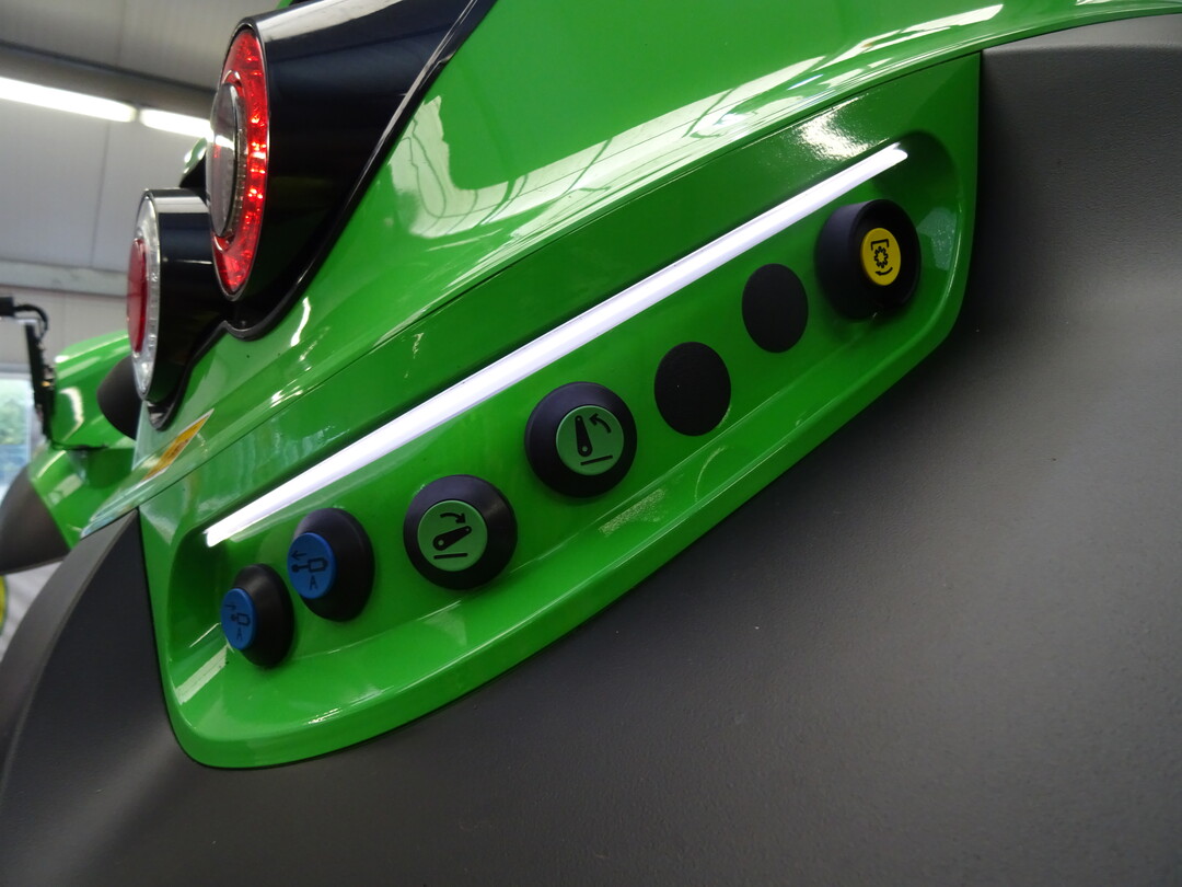 Schönes Detail am Deutz-Fahr 7250 TTV: die seitlichen Heckbedienknöpfe werden von einer LED-Lichtleiste beleuchtet.