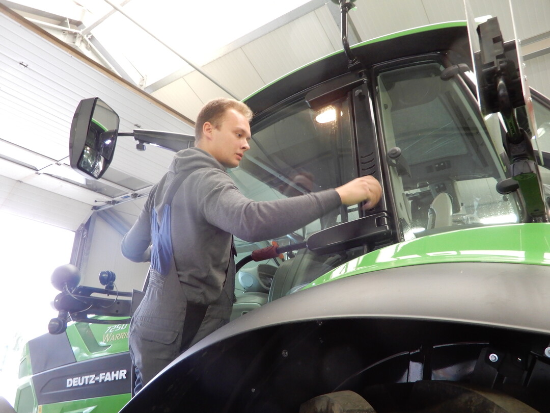 Um die beiden Kabinenfilter am Deutz-Fahr 7250 TTV zu wechseln ist Schraubarbeit erforderlich.