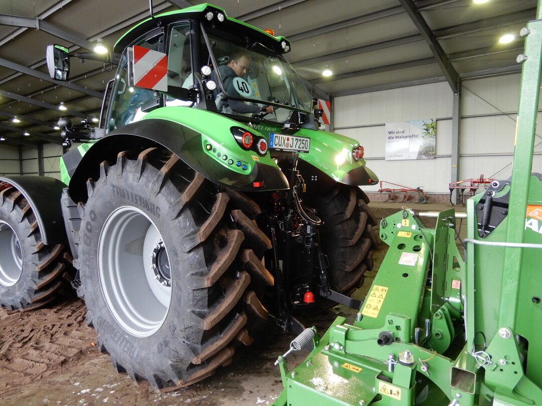Durch das große, untere Heckfenster ist die Sicht auf die Fangkupplungen am Deutz-Fahr 7250 TTV prima.