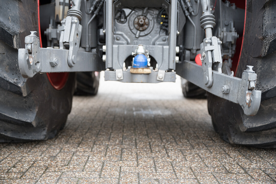 Über die „Aufbockfunktion“ können die Unterlenker am Fendt 826 S4 Vario höher gezogen werden (im Bild die linke Hubstrebe). Praktisch z. B. im Anhängerbetrieb mit der Kugelkopfkupplung 80.