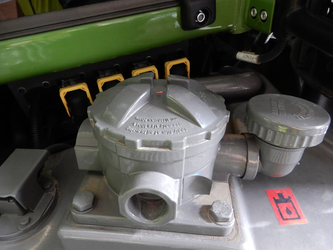 Da geht nichts daneben: Gut zugänglicher und großer Einfüllstutzen für Hydrauliköl am Fendt 826 S4 Vario.