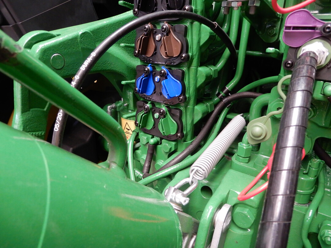 Gute Lösung: Der hydraulische Heck-Oberlenker am John Deere 6215R AutoPowr wird mittels Feder entlastet.