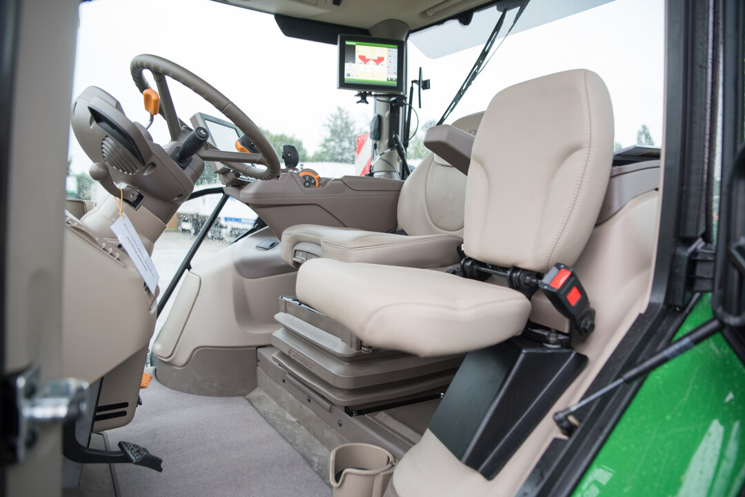 Der Einstieg in die Kabine des John Deere 61215R AutoPower ist sehr angenehm, weil viel Platz vorhanden ist.
