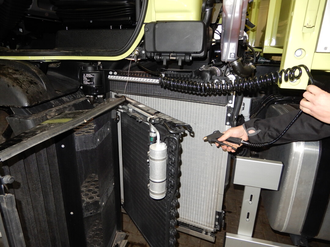 Die Kühler am Unimog U427 lassen sich weit aufstellen und mit der mitgelieferten Luftdruckpistole ist die Reinigung schnell erledigt.