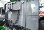 Durch die herausziehbaren Gitter lassen sich die verschiedene Kühler des John Deere 6110R AutoPowr einfach reinigen.