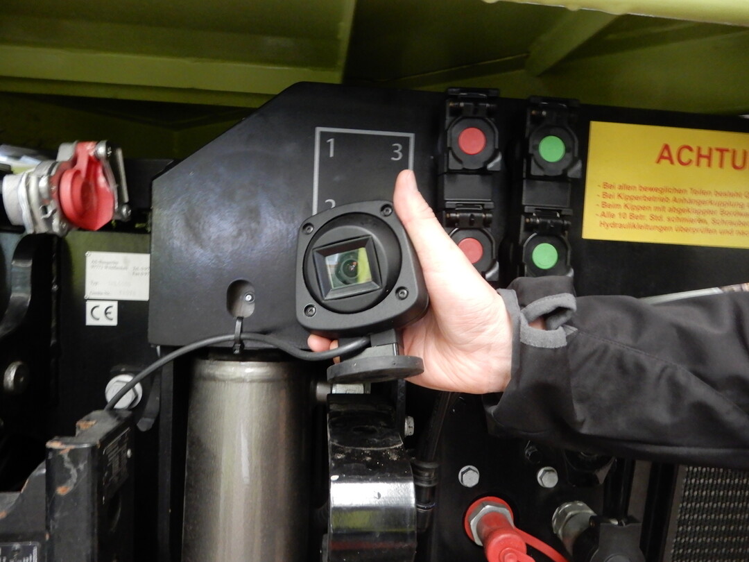 Mercedes-Benz bietet für den Unimog passende Kameras an. Ohne diese Hilfsmittel ist ein Ankuppeln von Arbeitsgeräten nur schwer möglich.