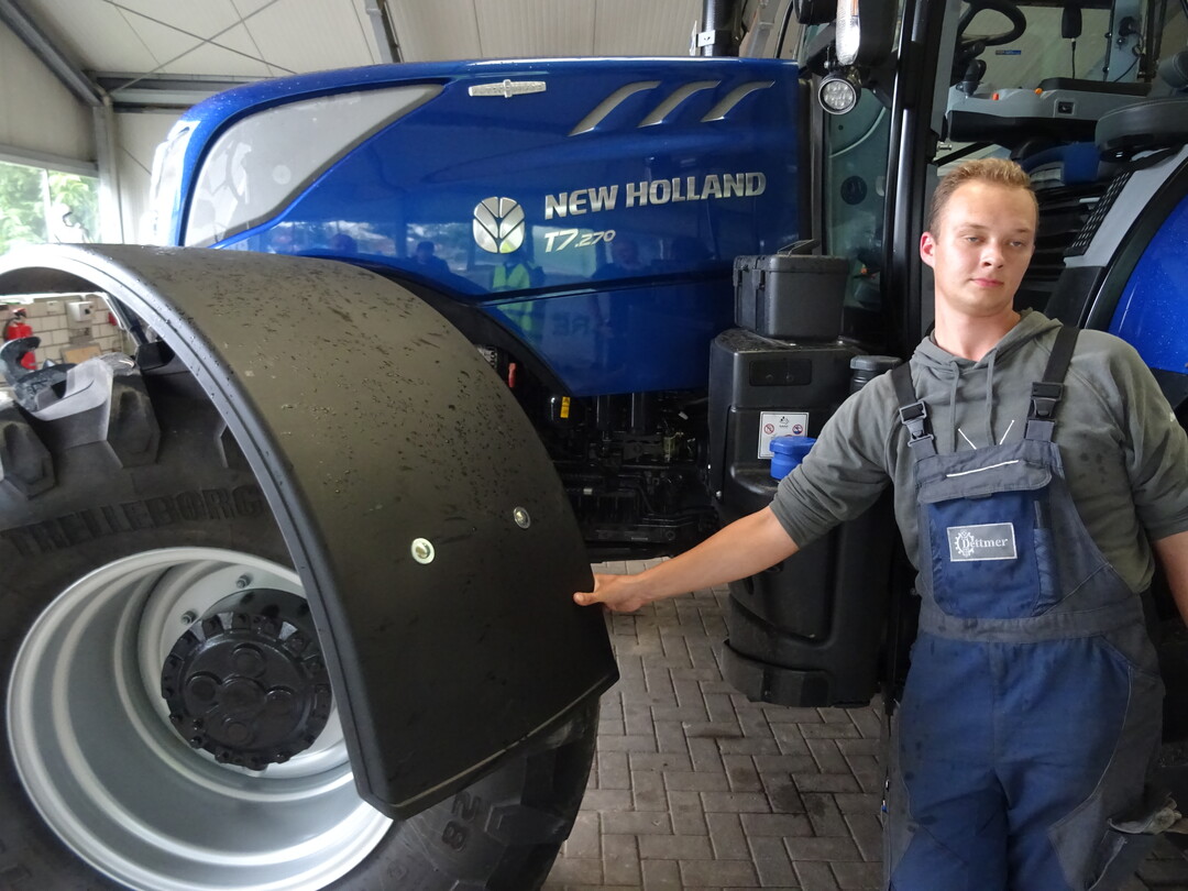 Durch die schwenkbaren Kotflügel kommt man beim New Holland T7.270 AutoCommand einfach an die Servicepunkte. Leider lassen sich die Kotflügel nicht arretieren.