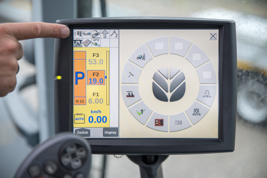 IntelliView nennt sich das Terminal mit Touchscreen Monitor im New Holland T7.270 AutoCommand. Es können unzählige Einstellungen, sowohl von Geräten, als auch von verschiedener Nutzern gespeichert und abgerufen werden.