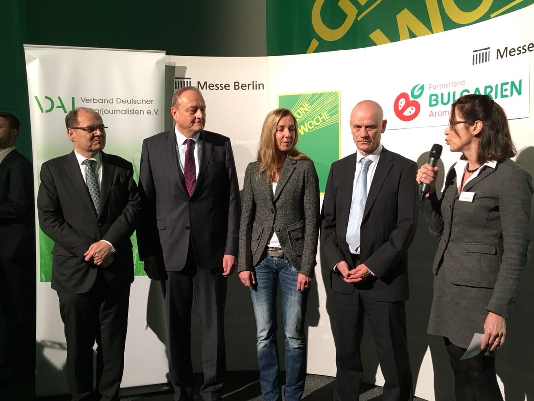 Preis�bergabe VDAJ Kommunikationspreis 2018 am 18. Januar 2018 in Berlin im Rahmen der VDAJ-Fragestunde. v.li.: Bundeslandwirtschaftsminister Christian Schmidt, die Preistr�ger Rebekka Bahr und Matthias Vogler, Pr�sident des Deutschen Bauernverbandes Joachim Rukwied und Dr. Katharina Seuser, 1. Vorsitzende des Verbandes Deutscher Agrarjournalisten.