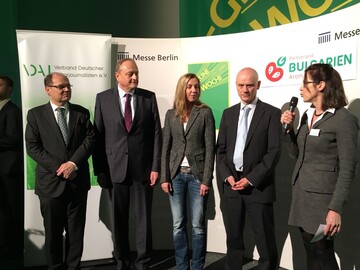 Preis�bergabe VDAJ Kommunikationspreis 2018 am 18. Januar 2018 in Berlin im Rahmen der VDAJ-Fragestunde. v.li.: Bundeslandwirtschaftsminister Christian Schmidt, die Preistr�ger Rebekka Bahr und Matthias Vogler, Pr�sident des Deutschen Bauernverbandes Joachim Rukwied und Dr. Katharina Seuser, 1. Vorsitzende des Verbandes Deutscher Agrarjournalisten.