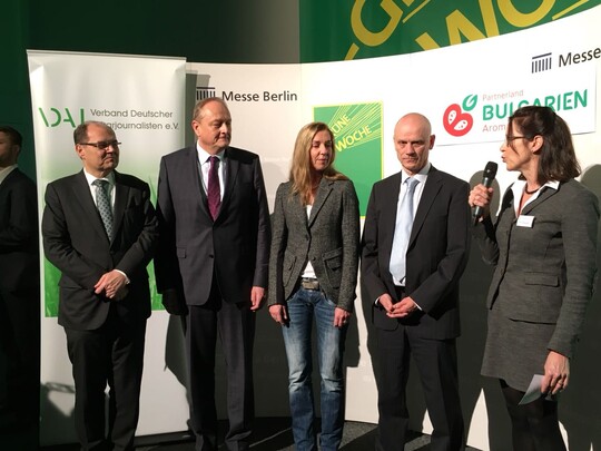 Preis�bergabe VDAJ Kommunikationspreis 2018 am 18. Januar 2018 in Berlin im Rahmen der VDAJ-Fragestunde. v.li.: Bundeslandwirtschaftsminister Christian Schmidt, die Preistr�ger Rebekka Bahr und Matthias Vogler, Pr�sident des Deutschen Bauernverbandes Joachim Rukwied und Dr. Katharina Seuser, 1. Vorsitzende des Verbandes Deutscher Agrarjournalisten.