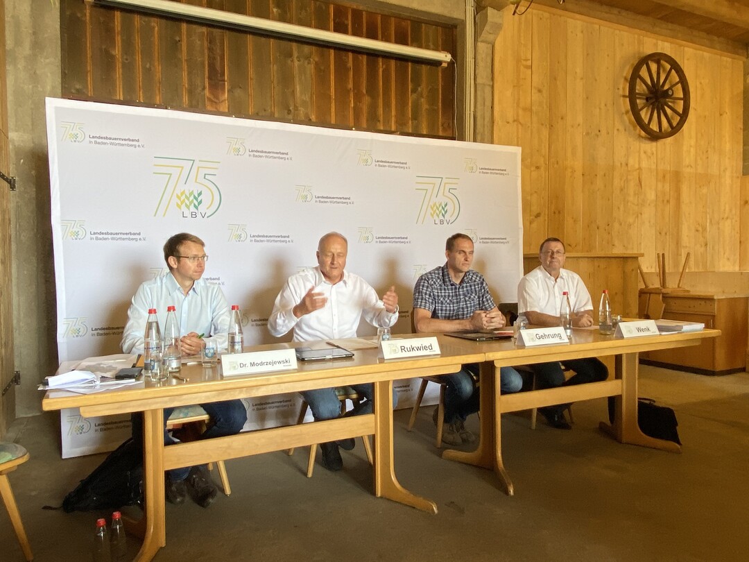Erntepressekonferenz beim LBV: v.l. Dr. Dominik Modrzejewski, Fachreferent f�r pflanzliche Erzeugung; Joachim Rukwied, Pr�sident im Landesbauernverband; Landwirt Michael Gehrung und Horst Wenk, stellt. Hauptgesch�ftsf�hrer im Landesbauernverband.