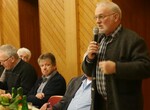 Die Diskussion steht beim "etwas anderen Bauerntag" im Vordergrund. Hier Hans Ederle, der frühere langjährige Vorsitzende. Dialog statt Monolog auf dem Podium und mit dem Publikum – Das beherzigen die Teilnehmer am Kreisbauerntag in Deizisau am 27. Januar 2018.