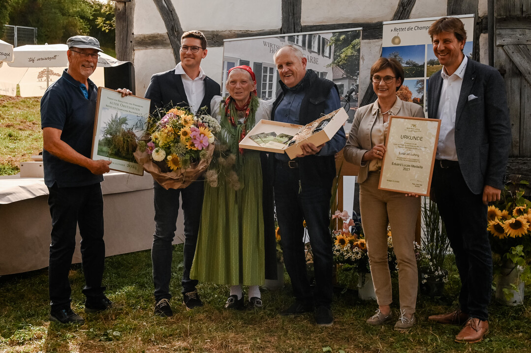 Die Eduard Lucas-Medaille ging an Luise Wirsching , die sich durch ihr außergewöhnliches Engagement im Streuobstbau und der Erhaltung alter Obstsorten verdient gemacht hat.