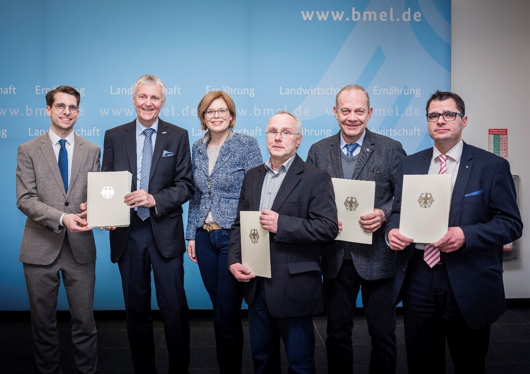 Das EF-S�dwest-Projektteam Daniel Eberz, Prof. Ulrich Fischer, Julia Kl�ckner BMin, Dr. Christoph Otten, Prof. Clemens Wollny und Dr. Christian Koch bei der �bergabe der F�rderbescheide durch Bundeslandwirtschaftsministerin Julia Kl�ckner in Berlin. 