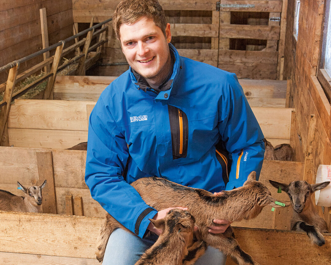 Jungbauer Johannes Egger hat mit nur 23 Jahren den mutigen Schritt gewagt und den elterlichen Milchviehbetrieb innerhalb nur eines Jahres zum Bio-Ziegenhof umgestellt.Hier h�lt er 80 deutsche Edelziegen.