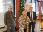 Antonia Bopp aus Krautheim freut sich mit Gerhard Thor aus Bretzfeld (links) über ihre Ehrung für 25-jährige Vermittlertätigkeit für die Vereinigte Hagel. Rechts Bezirksdirektor Hans-Ulrich Eppler.