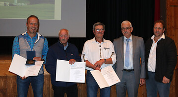 Auszeichnungen und Urkunden: F�r ihren jahrelangen Einsatz im Vorstand und Aufsichtsrat der K�serei wurden (v. l.) Wolfgang F�ssler (33 Jahre), Bruno Diem (33 Jahre) und Joachim Bertsch (27 Jahre) von Harald H�rner, BWGV, mit der Ehrenmedaille ausgezeichnet, rechts im Bild der Vorstandsvorsitzende Markus St�tzenberger.