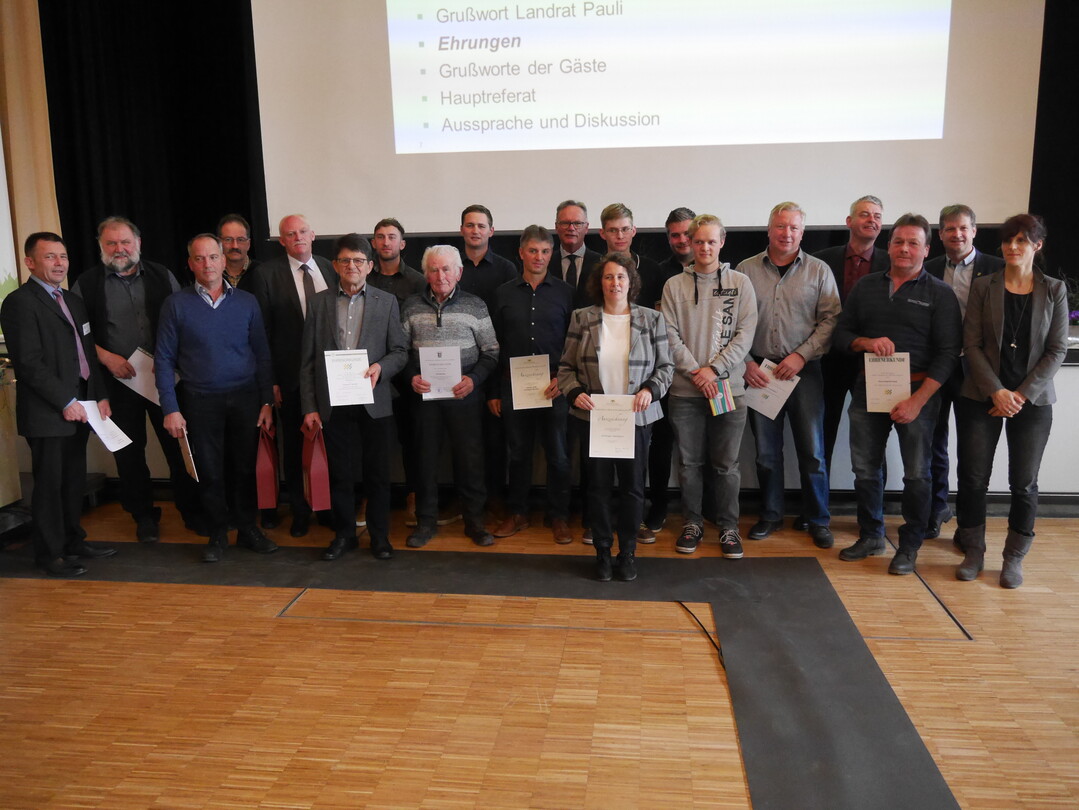 Die geehrten Absolventen der gr�nen Berufe, langj�hrigen Ortsobleute, Teilnehmer der Gl�sernen Produktion und ehrenamtlichen Berichterstatter des Statistischen Landesamtes stellen sich den Fotografen.