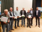 Die für ihr langjähriges Engagement geehrten Ortsobmänner mit dem Vorsitzenden des Kreisbauernverbandes Göppingen Hermann Färber (2. von rechts) und seinem Stellvertreter Jonas Keyl (rechts).