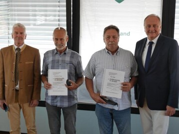 Verdiente R�benanbauer wurden bei der Mitgliederversammlung des Verbandes baden-w�rttembergischer Zuckerr�benanbauer (VbwZ) am 18. September 2018 in der Genossenschaftskellerei Heilbronn f�r ihr langj�hriges ehrenamtliches Engagement um die Anliegen des Zuckerr�benanbaus ausgezeichnet. Die Ehrung nahmen Vorsitzender Joachim Rukwied (rechts) und Gesch�ftsf�hrer Harald Wetzler (links) vor. Karl B�r (2. von rechts) aus Weinheim (Rhein-Neckar-Kreis) erhielt f�r 25-j�hrige ehrenamtliche T�tigkeit als Vertrauensmann die Ehrennadel in Silber. Friedrich Frenz (2. von links) aus Ilshofen (Landkreis Schw�bisch Hall) und Manfred L�pple aus Ilsfeld (Landkreis Heilbronn) erhielten die Ehrennadel in Bronze. F�r L�pple nahm dessen Sohn Markus die Ehrung entgegen. 