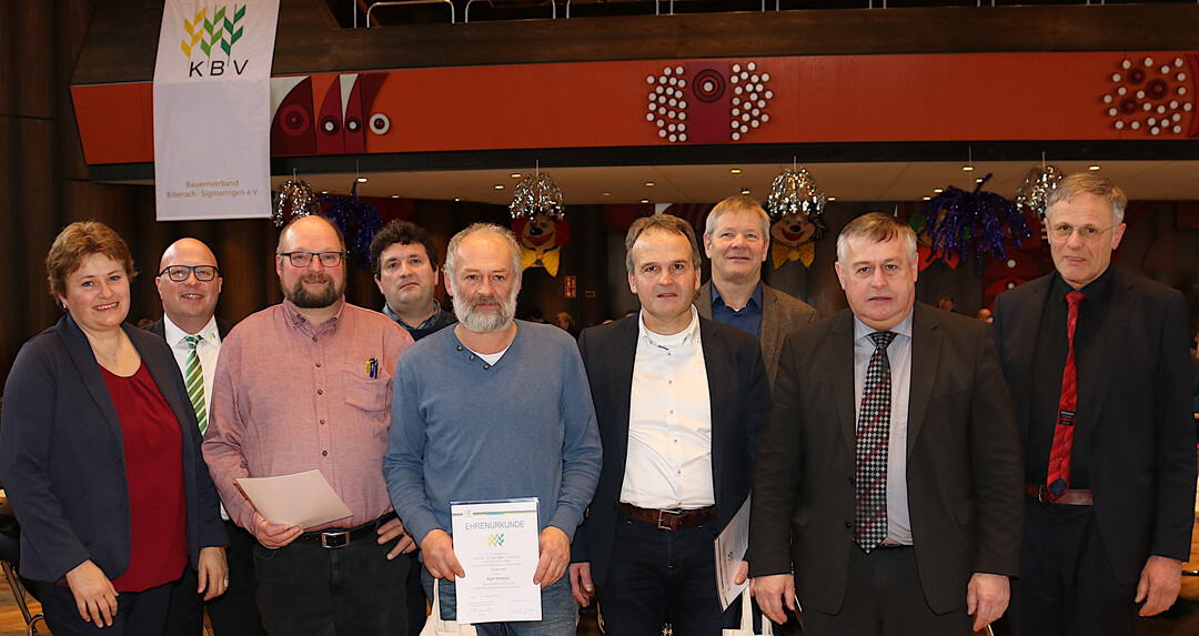 Ehrungen verdienter Ortsobmänner für 20-jährige Tätigkeit: Michael Schmid, Mettenberg (3. v.l.), Anton Lutz, Hohentengen (4.v.l.), Karl Rettich, Gutenzell, (5.v.l.), Thomas Binder, Tafertsweiler (6.vl.) und Otto Sauter, Herbertingen (7.v.l), umrahmt von Landfrauenvorsitzender Doris Härle, Kreisgeschäftsführer Niklas Kreeb (2.v.l), DBV-Vizepräsident Walter Heidl (2.r.) sowie Kreisvorsitzendem Gerhard Glaser.