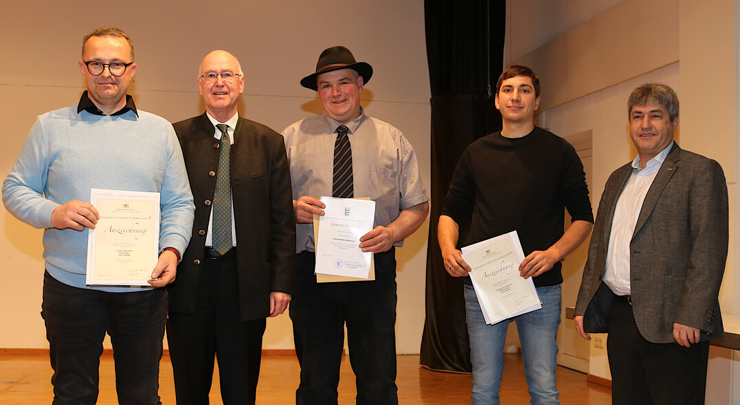 Für die Teilnahme an der Gläsernen Produktion wurde Jörg Schittenhelm aus Dietingen (l.) und Samuel Sauter aus Epfendorf (2.v.r.) sowie Kreisvorsitzender Manfred Haas (Mitte) als Berichterstatter für das statistische Landesamt durch Landrat Dr. Wolf-Rüdiger Michel (2.v.l) und Landwirtschaftsamtsleiter Hans Klaiber (r.) geehrt.