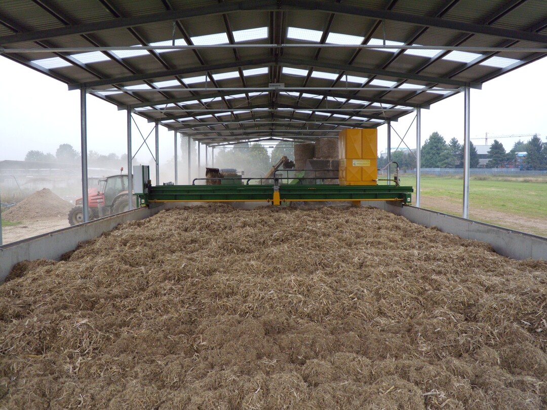 Einbringung Trockenmaterial in Humusanlage.