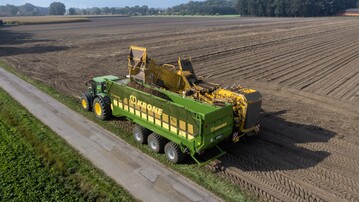 Krone hat jetzt den GX-Transportanh�nger im Programm, eine Kombination aus Abschiebe- und Rollbandwagen.