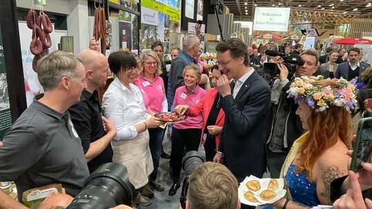 NRW-Ministerpr�sident Hendrik W�st (CDU) besuchte den Stand des Vereins Nachhaltige Pute NRW.&nbsp;