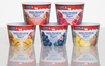 Die im Dünnwand-Spritzguss gefertigten Verpackungen lösen bisherige Tiefziehbecher mit Haftetikett ab. Um der starken UV-Strahlung in Asien entgegenzuwirken, sind die runden Becher mit hochpigmentierten Lichtschutzetiketten ausgerüstet.