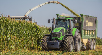 Nach 3600 km quer durch die Republik und 83 Tagen mit 150 Eins�tzen auf landwirtschaftlichen Betrieben und Lohnunternehmen brachte der Deutz-Fahr 9340 TTV den letzten H�ckseltransportwagen mit 18 t Maissilage in Kempten im Allg�u sicher ins Silo.