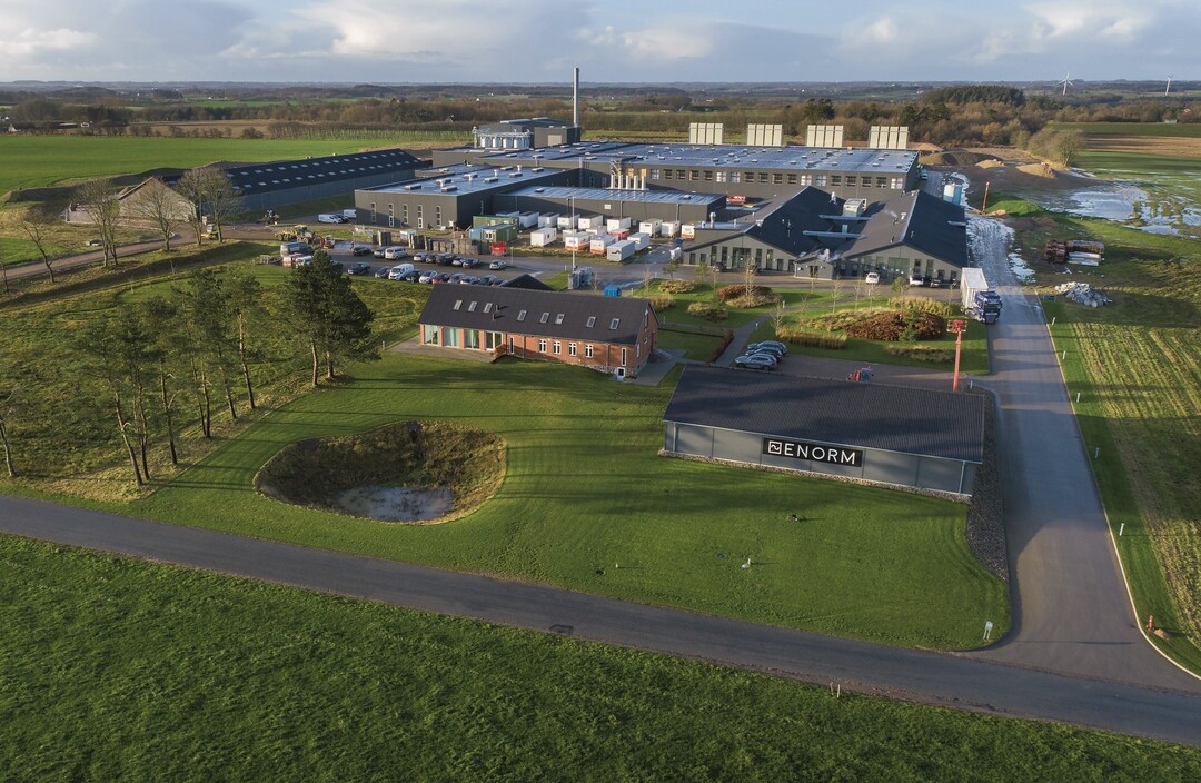 Enorm Biofactory: Auf 22.000 Quadratmetern Fläche werden in Hvirring (Dänemark) künftig Larven der Schwarzen Soldatenfliege gezüchtet und zu Insektenprotein und -öl verarbeitet.