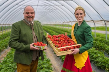 Die Erdbeersaison 2022 wurde auf dem Obsthof von Klaus M�ller in Oberkirch-Stadelhofen durch die baden-w�rttembergische Erdbeerk�nigin Tamara Sauter er�ffnet, hier mit dem Gesch�ftsf�hrenden Vorstand der Obstgro�markt Mittelbaden eG, Dr. Ulrich Dahm.