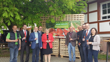 Er�ffneten die Erdbeersaison auf dem Betrieb in Lautenbach (v. l.): Martin Ziegler (Betriebsleiter), Manuel Blechinger (OGM), Thomas Krechtler (B�rgermeister Lautenbach), Markus Bieser (Gesch�ftsf�hrender Vorstand OGM), Kordula Kovac (MdB), Wendelin Oberecht (Vorstand OGM), Franz Josef M�ller (Pr�sident LVEO), Dr. Ansgar Horsthemke (GenoVerband), Dr. Friedrich Ahrens (MLR), Angelika Ziegler (Betriebsleiterin).