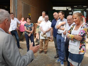 Vorsitzender Werner Kunz (links) er�ffnet auf dem Betrieb von Erhard Walz in Gondelsheim den 42. Abgeordnetentag des Kreisbauernverbandes (KBV) Karlsruhe.