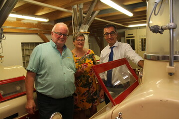 Prominenter Besuch auf dem Walzenboden der Tonm�hle: Bundeslandwirtschaftsminister Cem �zdemir (r.) mit M�llermeisterin Maria Siegle und M�llermeister Ulrich Siegle.