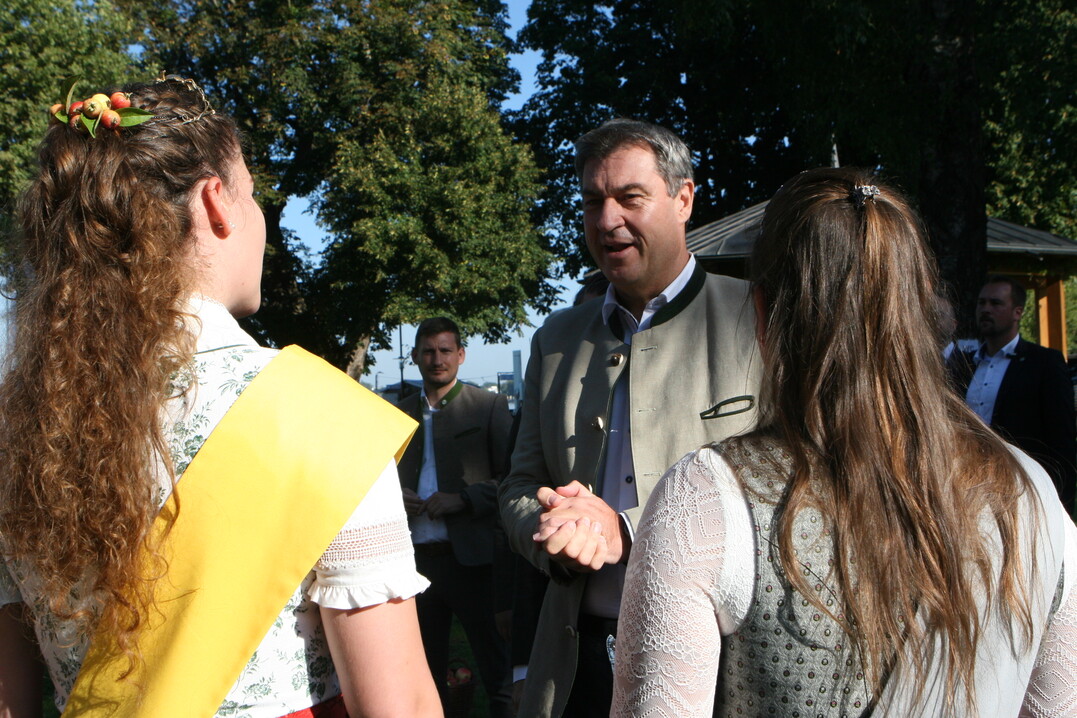 Der bayerische Ministerpr�sident begr��t&nbsp; bei seiner Ankunft die Bodensee-Apfelhoheiten.