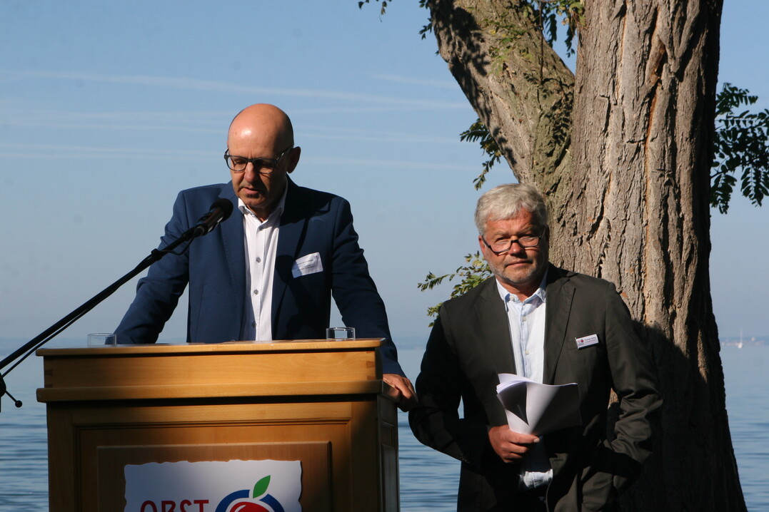 Die Vorsitzenden der Obstregion Bodensee, Erich R�hrenbach (l.) und Thomas Heilig, machten bei der Er�ffnung der Apfelsaison auf die schlechte wirtschaftliche Lage der Obstbaubetriebe aufmerksam.&nbsp;