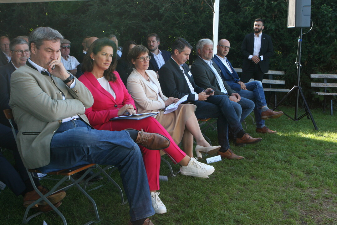 Politische Prominenz in der ersten Reihe bei der Er�ffnung der Apfelsaison mit dem bayerischen Ministerpr�sidenten Markus S�der, der bayerischen Landwirtschaftsministerin Michaela Kaniber und der Staatssekret�rin Sabine Kurtz vom baden-w�rttembergischen Landwirtschaftsministerium.&nbsp;