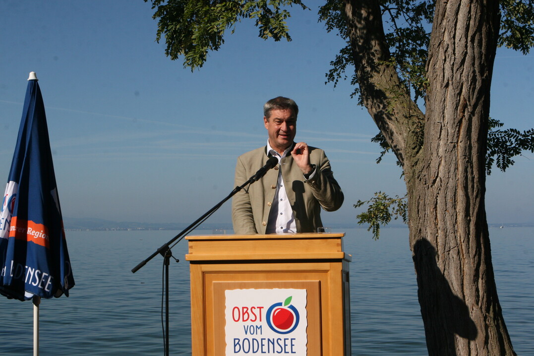 F�r den Kauf regionaler Lebensmittel zum Schutz von Umwelt und Natur und der wirtschaftlichen Unterst�tzung heimischer Landwirte hat der bayerische Ministerpr�sident S�der bei seiner Ansprache auf der Bodensee-Apfelsaison-Er�ffnung geworben.&nbsp;
