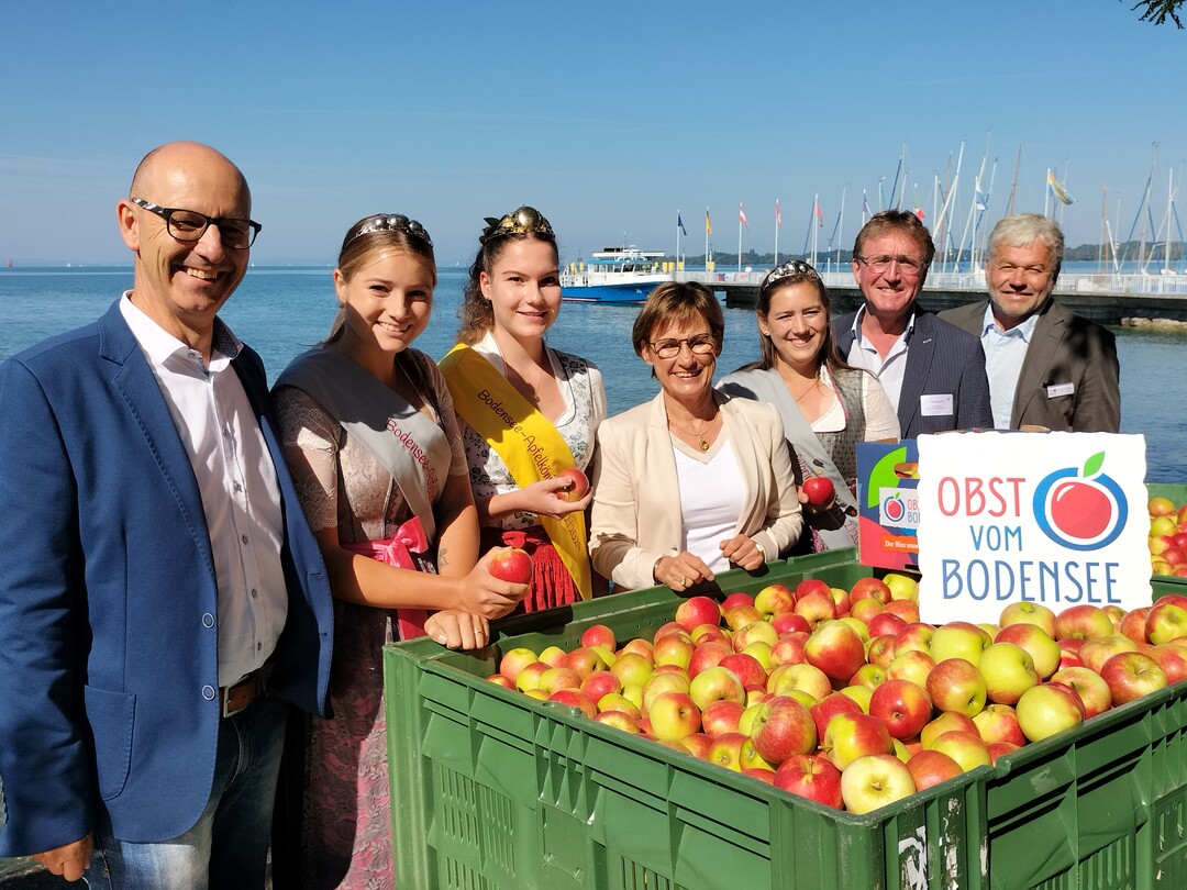 Baden-W�rttembergische Vertreter bei der Er�ffnung der Bodensee-Apfelsaison mit (v. l.): Obstregionsvorsitzender Erich R�hrenbach, Apfelprinzessin Mia Bentele, Apfelk�nigin Jasmin Eichendorfer, Staatssekret�rin Sabine Kurtz, Apfelprinzessin Sina Bernhard, LVEO-Vizepr�sident Hartwig Roth und Obstregionsvorsitzender Thomas Heilig.&nbsp;