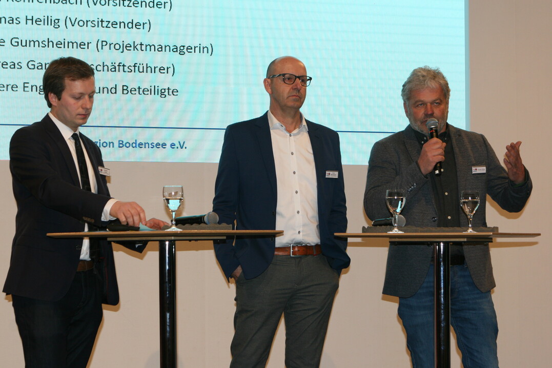 Gesch�ftsf�hrer Andreas Ganal sowie die Regionsvorsitzenden Erich R�hrenbach und Thomas Heilig bei der Vorstellung des Projekts "Echt Bodenseeapfel".