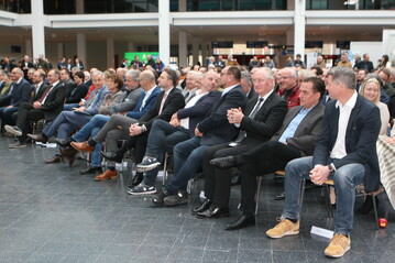 Vertreter aus Politik, Handel und Berufsstand verfolgten die Er�ffnung der Fruchtwelt Bodensee.