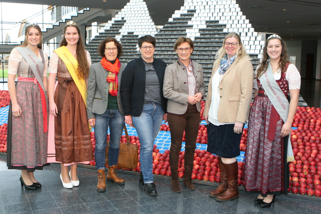 Apfelhoheiten zusammen mit Landfrauen und der Staatssekret�rin Sabine Kurtz.