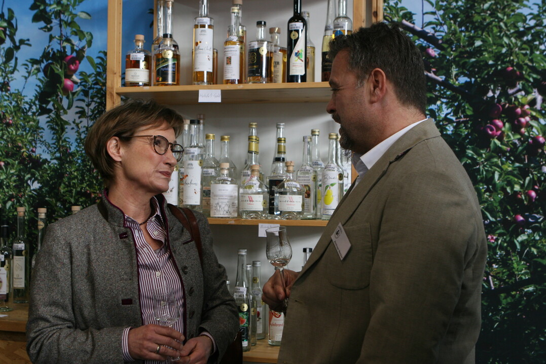 Beim Messerundgang machte die Staatssekret�rin am Stand der Klein- und Obstbrenner Station und tauschte sich mit Andreas Metzler aus.